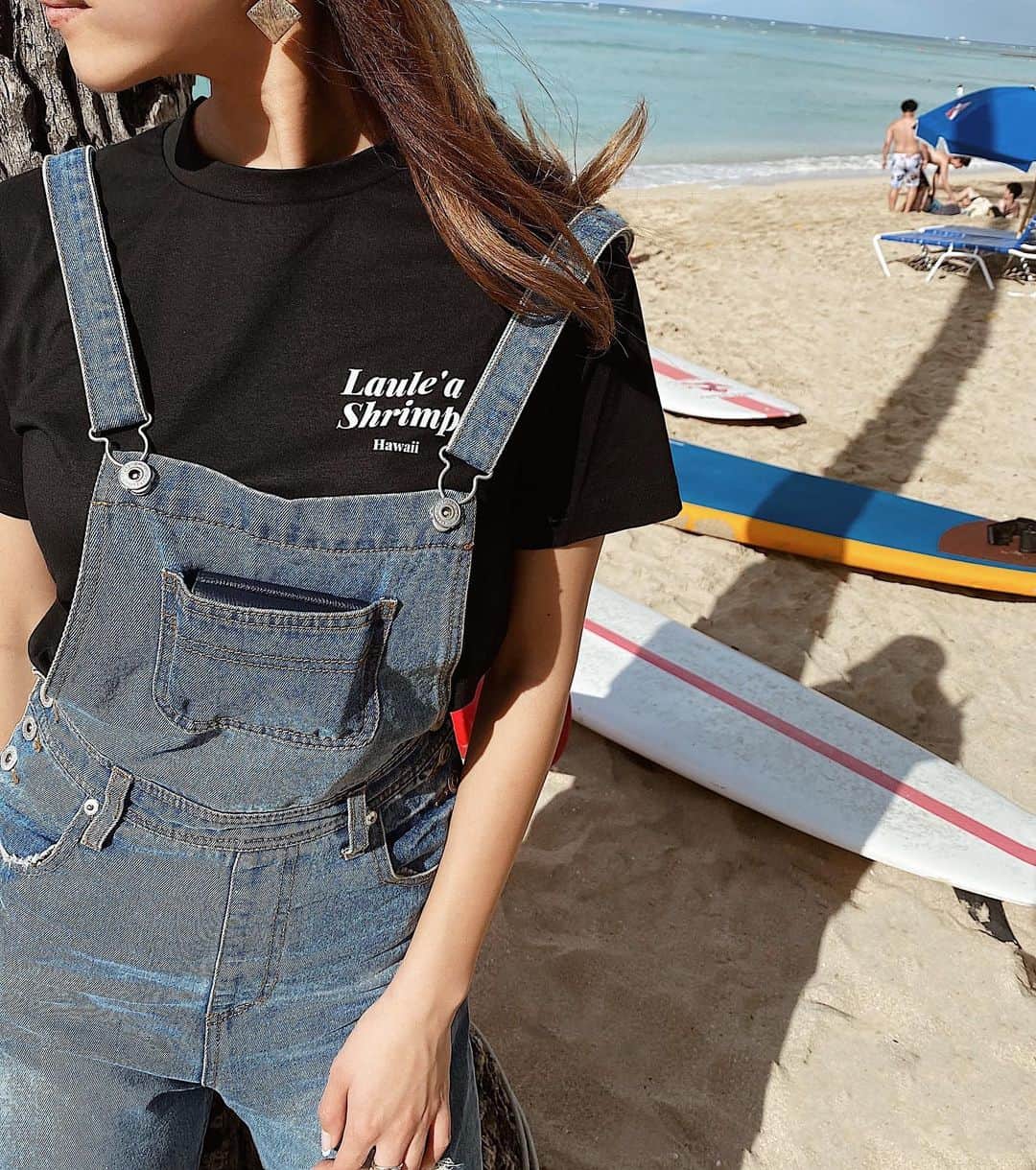 森山菜々のインスタグラム：「スタッフ用のTしゃつ作ってみました👚﻿ しかも4色も作っちゃったね✌🏽﻿ 首元のネームタグもエビマークで作ったんやけど、﻿ 見ての通り、着てしまったらそりゃ見えんか😂🦐﻿ ﻿ 今日もドタバタな慌ただしい土曜日で、1日あっとゆーま🌍﻿ わっ、そうやん、今日ホワイトデーやん🤭ってなって﻿ てことは、そうやん明日って...私...えぇーーまじ？早すぎやろ嘘やん🤯🎂﻿ ってなってる今です😂﻿ ﻿ そんなことより明日も来てくれるたくさんの人のために私はがんばるのみです✊🏽✊🏽﻿ とゆうわけでもう仕込み終わったし寝よ〜✊🏽﻿ #エビちゃん中心の生活 #Lauleashrimp #ラウレアシュリンプ」