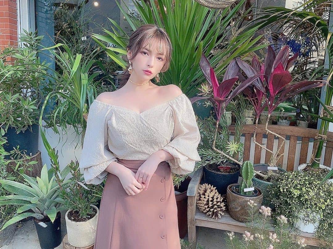 スミス楓のインスタグラム：「@royalparty_official ﻿の展示会でオーダーしてたスフレブラウス🤎﻿ ベージュとピンクの2色オーダーしたよ☺︎ 着てるのはベージュ﻿🧏🏻‍♀️形かわいくてお気に入り🐻 スカートも @royalparty_official ✌🏻」