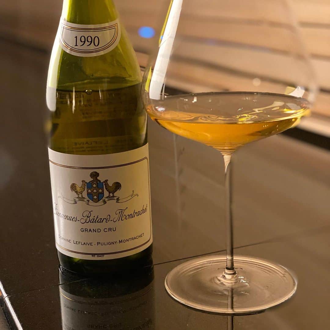 藤田晋のインスタグラム：「素晴らしい。。清涼飲料水のようにごくごく飲んでしまう。最近まとめ買いしたルフレーヴの1本め。 ちなみにその前に開けたヴォギュエのミュジニーは残念ながら強烈なブショネでした。あまりの不味さが口に残ったので白にチェンジ。」
