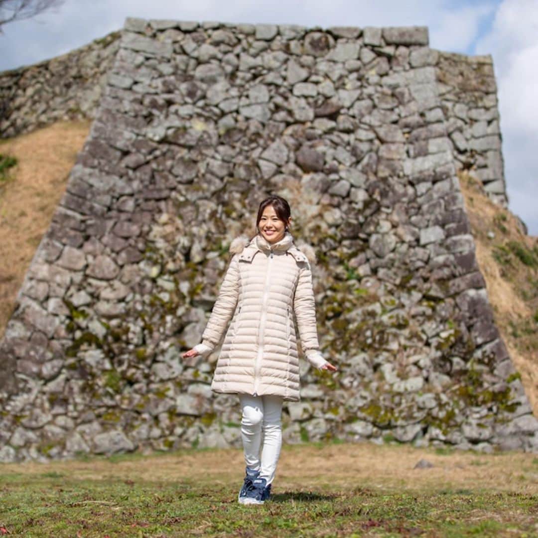 小日向えりのインスタグラム：「#津和野城  へ行ってきたよ！ 津和野は、インスタ映えスポットがたくさん❤️ お城の高石垣も、すごい迫力。  山城として国内トップレベルの規模！ 「三本松城の戦い」（城主の吉見正頼 VS 陶晴賢）の合戦地で  三本松城と呼んでいる人もいるかな？  鎌倉時代(1295年）から築城開始され、最初は一本松城と呼ばれていましたが、三本松城という名前にかわり、室町・戦国時代と改修整備を重ねます。  関ケ原の合戦後、津和野藩主の坂崎直盛が高石垣や出丸を増築！  近世城郭の様式に。  維新後に、櫓や城門などの建物が取り壊されましたが、７００年ほど活用されたお城は珍しく、中世から近世の山城 の変遷を見ることができる、とっても貴重なお城なのです。  ブログに詳しく書いたのでよかったらみてね。  https://ameblo.jp/erikohinata/entry-12581866463.html  #津和野　#お城巡り  #お城好きな人と繋がりたい  #歴女　#歴ドル　#城郭めぐり　#山城　#PR  #城ガール　#日本100名城制覇への旅」