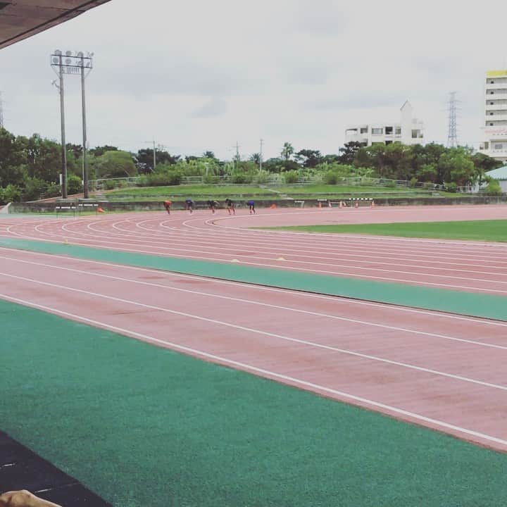 矢澤航のインスタグラム：「* 3/2-13 Okinawa Camp * ハードルだけでなく 沢山走りました🏃‍♂️ 走りすぎて最後は朽ち果てました。 やはり暖かいところで走るのは気持ちいいです🏃‍♂️ * #DESCENTE #mizuno #SEV #savas #oofos #110mh #roadtotokyo」