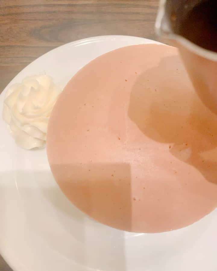 愛純もえりのインスタグラム：「なんだか世の中殺伐としてるから、とにかく甘いものを。 . . 久々に泳いで来たよ⛱ シロップの海〜🏝」