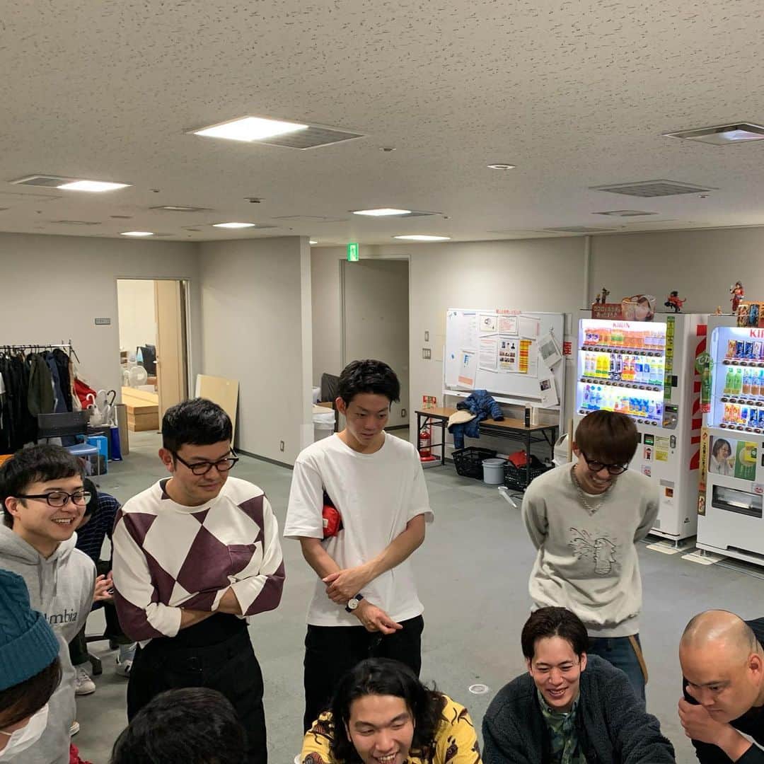 池田真一のインスタグラム：「漫才劇場の皆さんが見守ってくれてました！心強いで！！！！ 単独ライブ配信 『終走男児』inタグの家 ありがとうございました！ 初めてのここみでしたが僕達はめちゃくちゃ楽しかったです😄 お隣は空き家なのでご安心ください😄 以外に50分ぐらいでした😅 すみません💦 明日の20時45分までアーカイブ残りますので是非見てください🙇‍♂️」