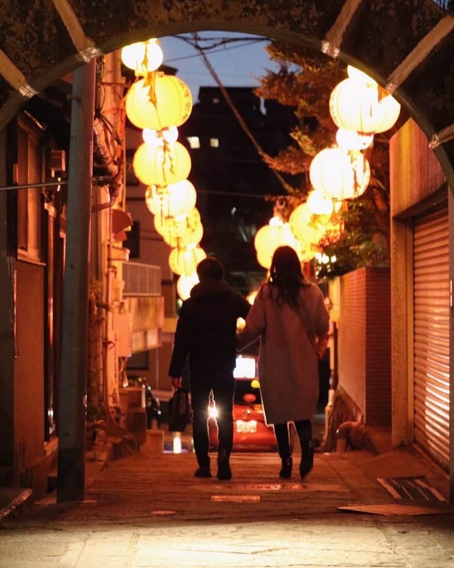 長崎◯◯LOVERSのインスタグラム：「* 【🙌投稿写真のご紹介🎉】 * 毎月テーマを決めて、長崎の魅力的な写真を募集する『写真投稿キャンペーン📸』。 2月のテーマ「唐人屋敷」に関連する写真が多数投稿されました👏 一部ご紹介させていただきます🙇‍♂️ * これは、 @ryuichi.rainman さんが投稿したお写真です🌉 * 唐人屋敷跡のオレンジ色の道を歩く2人👫日本だということを忘れてしまいそうな、とても綺麗で雰囲気がいい場所ですね😍 * @ryuichi.rainman さん、ありがとうございました😊 引き続き、長崎の魅力的な写真の投稿をお待ちしています😉 * * @nagasakilovers  #nagasakilovers  #長崎lovers  #長崎唐人屋敷lovers  #唐人屋敷 #唐人屋敷跡」