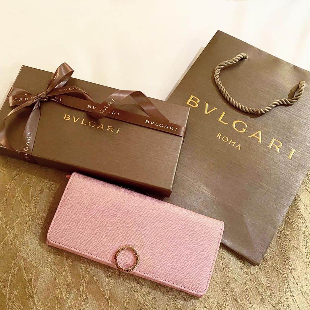 のインスタグラム：「・ ・ 新しいお財布✨ ・ ・ #BVLGARI#roma#ブルガリ#new#財布#お財布#お気に入り#pink#ピンク#春色#銀座」