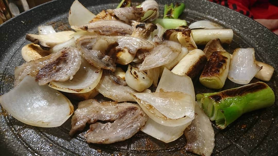 松本康太さんのインスタグラム写真 - (松本康太Instagram)「『イノシシ肉のサムギョプサル』イノシシ肉は脂身が甘くて美味しいので、その脂を野菜に吸わす料理なのです(*^^*)ヘルシーで美味しい料理！江古田にある「圓」というお店♪赤身肉で有名な肉山系列でもちろん牛肉も置いてあります♪カンガルー肉も！  #江古田 #サムギョプサル #イノシシ #いのしし #猪 #圓 #ジビエ #肉山 #獅子肉 #レギュラー松本 #あるある探検隊 #グルメ探検隊」3月14日 22時00分 - aruarutankentai.matsumoto
