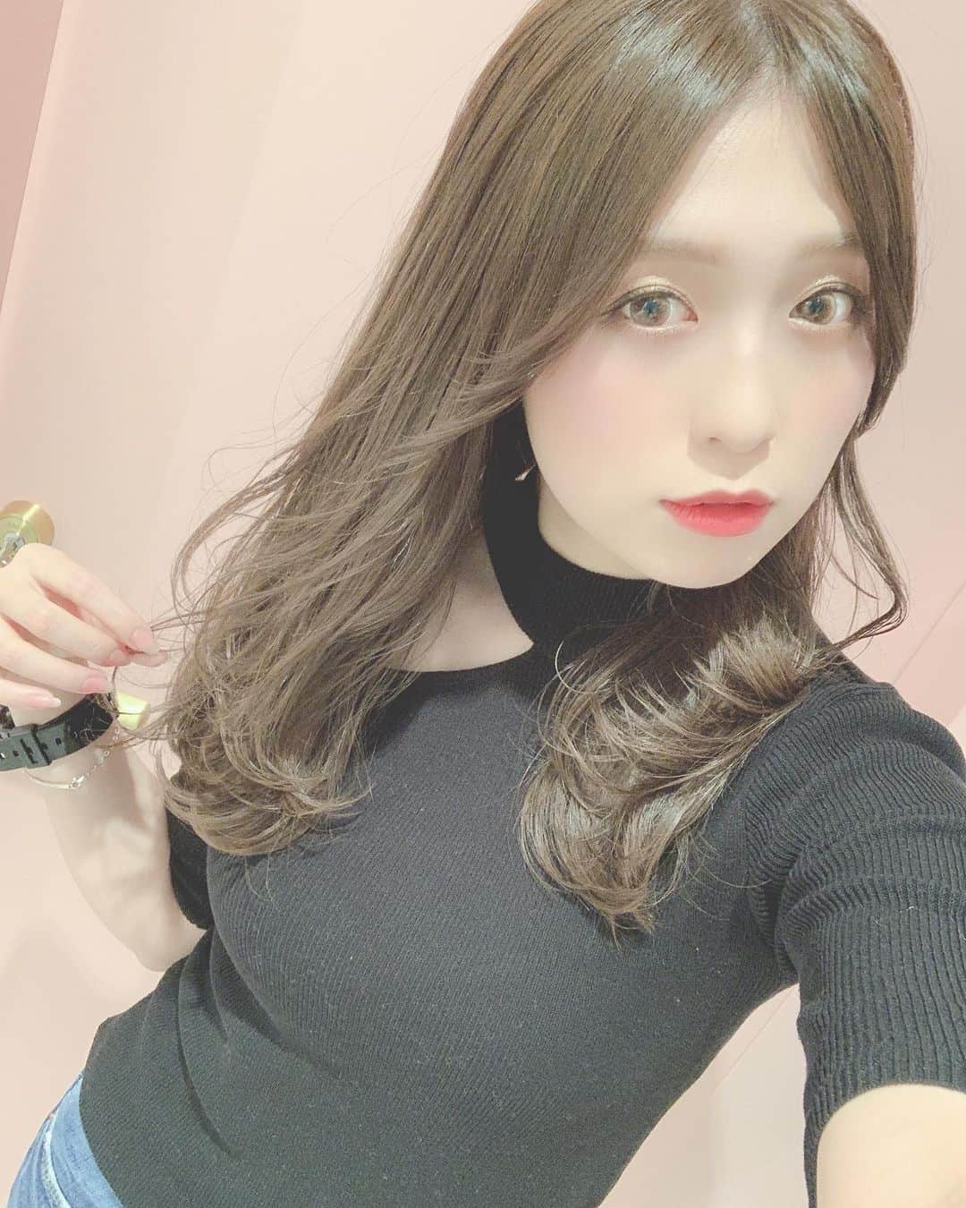 のインスタグラム：「。﻿ ﻿ ﻿ 昨日は久しぶりに 魔法かけられに行ってきました！﻿ いつも担当してくださってる﻿ 間嶋さん(@takahiro_0217 )﻿ ありがとうございました🥳﻿ ﻿ 今回はカラーは少し明るめに✨﻿ 春っぽくしてもらいました🌷🐝…﻿ ﻿ 今日も可愛いの魔法をかけられて﻿ 幸せ満天です🥰🥰🥰﻿ ﻿ 新たな可愛い巻き方も教わりました💗﻿ ﻿ 予約もインスタから出来るみたいなので﻿ ぜひ皆さんも間嶋さんに﻿ 可愛くしてもらってくださいね♡﻿ 間嶋さんの手にかかればどんな人でも﻿ 可愛くしてくれます！！﻿ これは本当です✨✨✨✨✨✨✨﻿ ﻿ ﻿ お店(@bcginza)もとっても素敵で綺麗で﻿ なんと言ってもリファが常備してあるので﻿ カットしてもらっている間にも﻿ 小顔になれるんです！！！﻿ 扱っているアイロン等は全て最新の物で﻿ 髪にも頭皮にも嬉しく綺麗になれちゃいます✨﻿ 、﻿ 、﻿ 、﻿ 、﻿ お電話予約﻿ ☎️(03-6263-8544)﻿ ﻿ URL(ホットペッパー)からの﻿ 【指名する】にてのネット予約﻿ →こちらは間嶋さんの所から飛んでください！﻿ ﻿ 📬DMからのご予約🆗！！﻿ →こちらも間嶋さん宛に24時間対応されてます！﻿ ﻿ ⚠️ネット予約が❌でもご予約を  お取りできる場合があるそうです😘﻿ ﻿ ﻿ ﻿ ﻿ ﻿ ﻿ #撮影会 #shooting #コスプレ #おでこ #teddybear﻿ #followme #フォローミー #私服 #ootd ﻿ #レースクイーン #テレビ #女優 #ドラマ ﻿ #ゲーマー #モデル #プラチナムプロダクション﻿ #横田りか #ゲーム #R6S #FPS #アニメ﻿ #旅行 #タレント #cute #good #haircoloring﻿ #talent #game #model #芸能事務所」