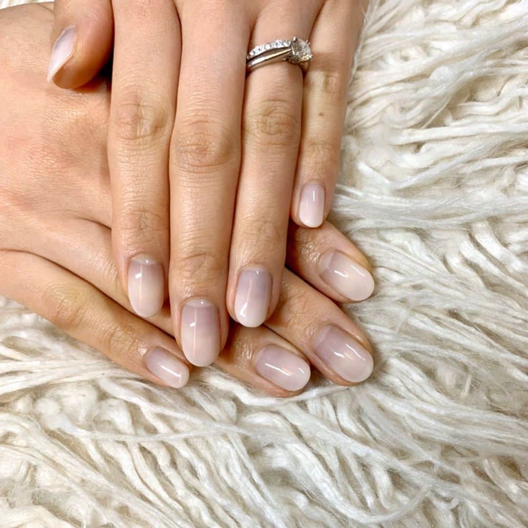 松原汐織のインスタグラム：「♡ 凍てつく様な寒さの一日でしたね⛄️ ・ 一足早く、春ネイルにしてきました🌸 手元はピンクベージュのグラデーション、足元はミルキーホワイト💅🏻 どちらもお仕事で上からマニキュアが塗れる様にシンプル😊 ・ @_______risako に今回もお願いしました❤️ ケアも丁寧なのでスベスベつるつる✨ 綺麗な指先＆足先を見る度に嬉しくなっています🎶 ・ 家で過ごす時間が増えると「まぁ良いか〜」と色々なりがちでしたが、美意識を上げてケアをすると自分が機嫌良く過ごせるので大切ですね👍🏻 ・ せっかく美意識が上昇しているので、今日はストレッチポールを使って普段より念入りにストレッチをしようと思います〜😆 ・ よく体型維持のご質問をいただきますが、私はストレッチポールで肩甲骨を開いたり腸腰筋をのばしたり...身体をほぐすことが痩せやすい身体を作る第一歩だと思って、せっせと毎日朝晩続けています✊🏻✨ ・ #ジェルネイル #シンプルネイル #メンテナンス  #しおりの美容道 #ストレッチ」