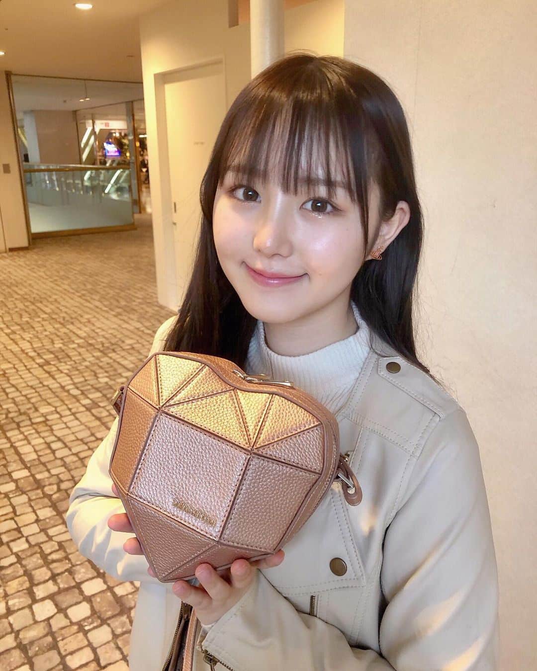 のインスタグラム：「・﻿ ホワイトデー🤍﻿ハートどーぞ🤍 ﻿ 世の男性の皆さま、ちゃんとお返ししましたか？（キュンキュン）﻿ 世の女性の皆さま、お返しはもらえましたか？（キュンキュン） ﻿ ﻿ ﻿ #ホワイトデー　﻿ #バレンタインデー﻿ ﻿」