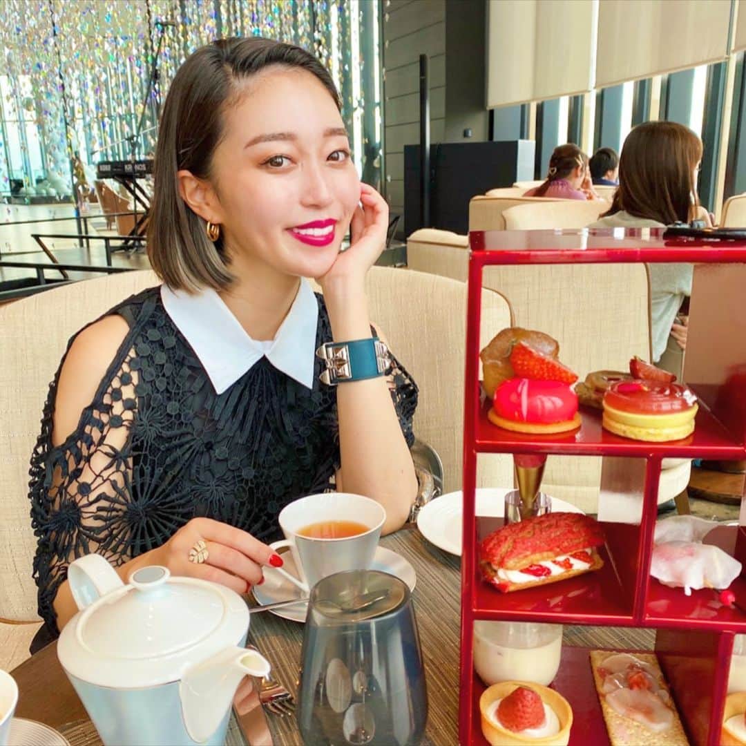 のインスタグラム：「皆さま素敵な ホワイトデーをお過ごしですか？💋 今日はコンラッドの苺のアフタヌーンティーに行ってきたよ💋 大好きな苺尽くしで 午後からまったりなティータイム♡しあわしぇ♡ ・ ・ #conradosaka#hotel#ホテル #conradosakaafternoontea #ストロベリーアフタヌーンティー #コンラッド大阪アフタヌーンティー #コンラッドアフターヌンティー #アフタヌーンティー#コンラッド大阪」