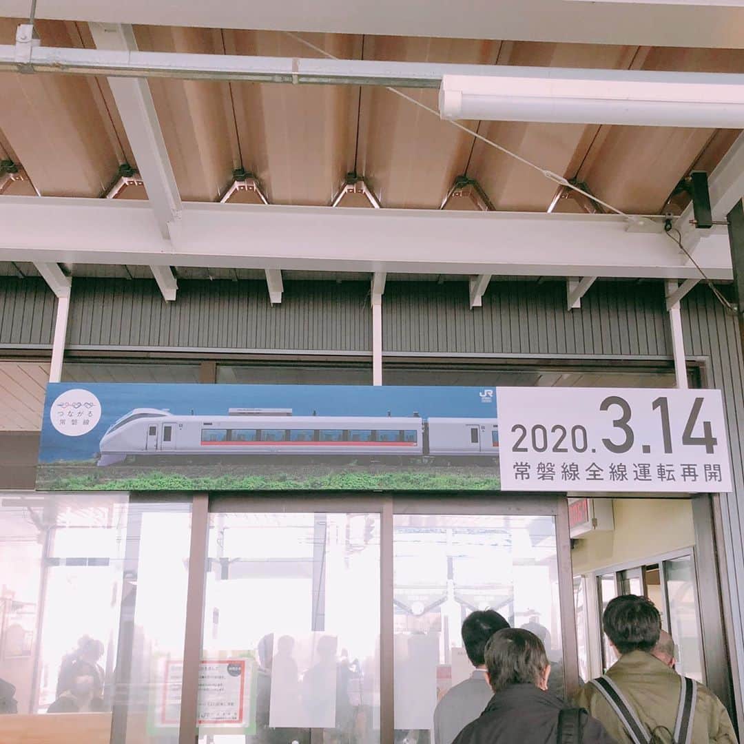 佐々木瞳さんのインスタグラム写真 - (佐々木瞳Instagram)「【JR常磐線全線開通🚉🌸】 ・ 今日、9年ぶりにJR常磐線が全線で運転を再開しました。 「やっとこの時が来たんだ」と胸がじんわり熱くなりました。 ・ 常磐線に乗って、また富岡、福島に足を運びたいと思います☺️🌸 ・ 1枚目は2018年の富岡町の夜ノ森の桜並木 2枚目は先日10日に訪れた富岡駅 3枚目は2015年富岡でのボランティア #常磐線全線開通 #全線開通 #福島県 #富岡町 #富岡 #とみおかアンバサダー #佐々木瞳 #アナウンサー #春 #夜ノ森の桜並木 #桜」3月14日 22時22分 - hitomihappygirl1026