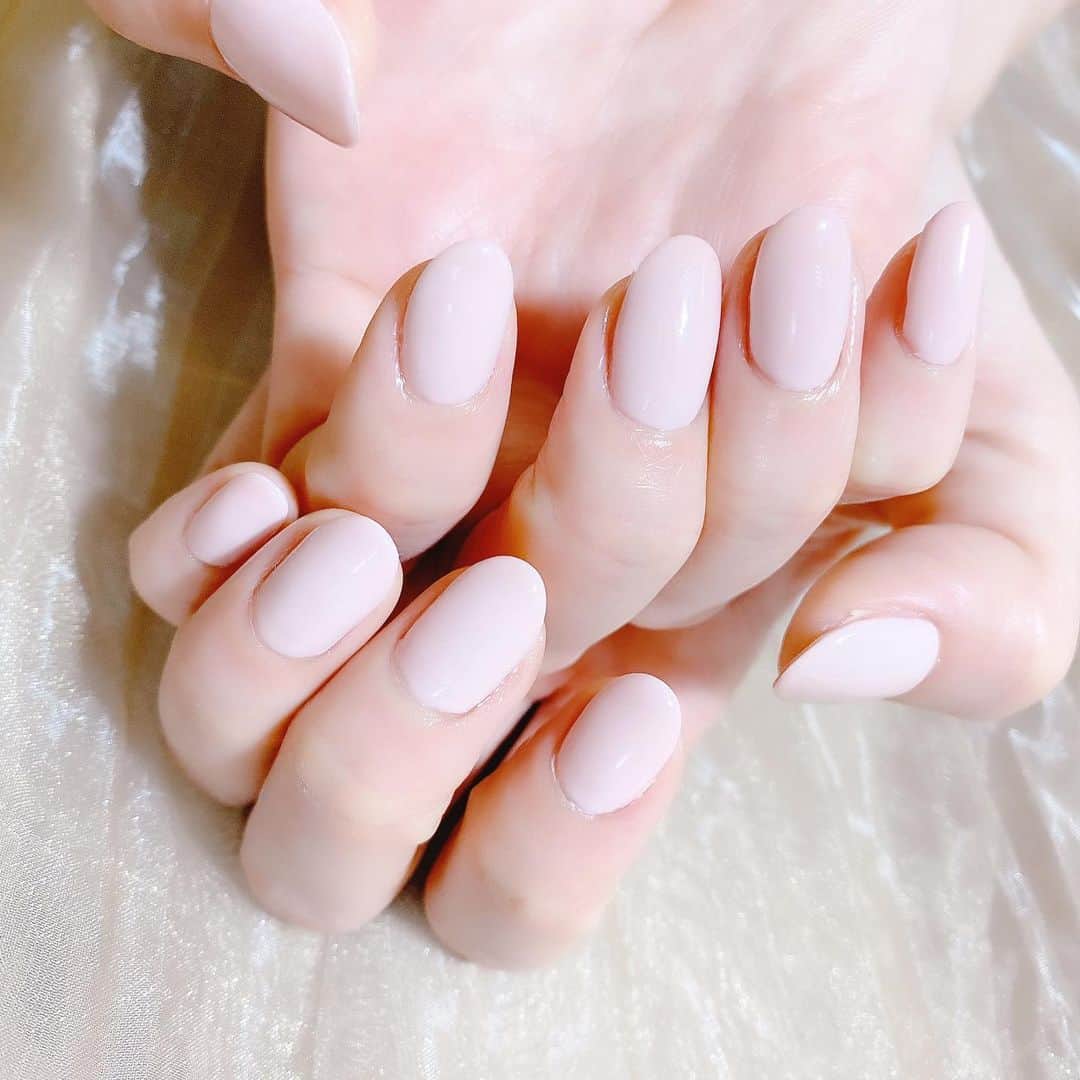 なかやまちえこのインスタグラム：「#ワンカラーネイル @pregelofficial M316ラパンベージュにS199レディクールピンクをワンコート重ね✨⠀ #nail #nails #nailart #ネイル #美甲 #ネイルアート  #japanesenailart #manucure #japanesenails #manicurist #gelnails #أظافر #네일아트 #미용 #vẽmóng #ngườiđẹp  #เพ้นท์เล็บ #искусствоногтя #artedeuñas #เพ้นท์เล็บเจล #ジェルネイルデザイン #ネイルデザイン #senikuku #nagelkunst #ヌーディネイル #اظافر #ジェルネイル」