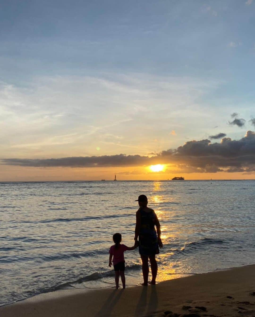 黒坂優香子さんのインスタグラム写真 - (黒坂優香子Instagram)「♡ ・ ・ ハワイの海で夕陽を見る時間がとっても好きだった🥰 ・ ・ 母と二人、並んで座って また来年も来たいね、絶対来ようねって話してた✨ ・ 波打ち際でずっと遊んでいた親娘の姿に、小さい頃の自分の姿を重ねて なんだかエモーショナルな気持ちになってたりしました…。 ・ もうすっかり大人だけれど、 母の前ではいつまでたっても子供だなぁ👩‍👧✨ 幸せな時間でした…🙏💓 ・ ・ ・ ・ ・ 質問もらってたトップスはロイヤルハワイアンホテルの中にあるお店で購入したものだよ💓 ・ ・ ・ #hawaii  #母娘旅 #思い出シリーズ #love #honolulu」3月14日 22時29分 - yukakokurosaka0606