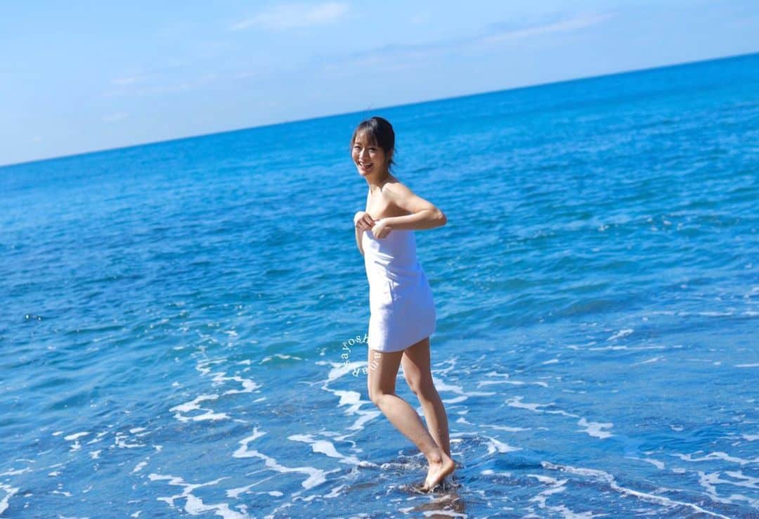 のインスタグラム：「早くついてきて〜🤗💕 🧜🏻‍♀️ ✨ 🧜🏻‍♀️ ✨ 🧜🏻‍♀️ 🧜🏻‍♀️🧜🏻‍♀️🧜🏻‍♀️ #吉山りさ  #フリーモデル #海 #photo  #ocean #instalike #アラフォーママ #モデル #model #高校生ママ は卒業 #oceanview #Japanese #溫泉 #バスタオル女子 #バスタオルモデル #温泉ソムリエ #温泉モデル #温泉女子 #blue #bañarse #写真 #写真撮影 #撮影モデル #sky #photography  #sea #beach #happy #instagood #towel  お風呂上がりのバスタオルは白と決めています☺️♨️✨ 白がすき✨✨✨」
