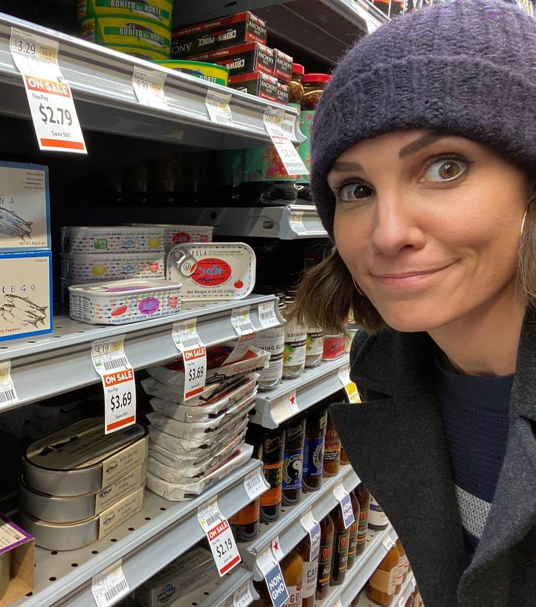 ダニエラ・ルーアのインスタグラム：「When canned food is mostly gone from supermarket shelves and no one loves sardines, but you do 💪🏼 🐟🐟🐟🐟🐟🐟🐟🐟🐟🐟🐟🐟 Quando a comida enlatada desaparece dos supermercados e ninguém gosta de sardinhas, mas tu gostas 💪🏼 . #coronavirus #supermarket #emptyshelves #ilovesardines #noonelovessardines #cannedfood #yum #supermercado #comida」