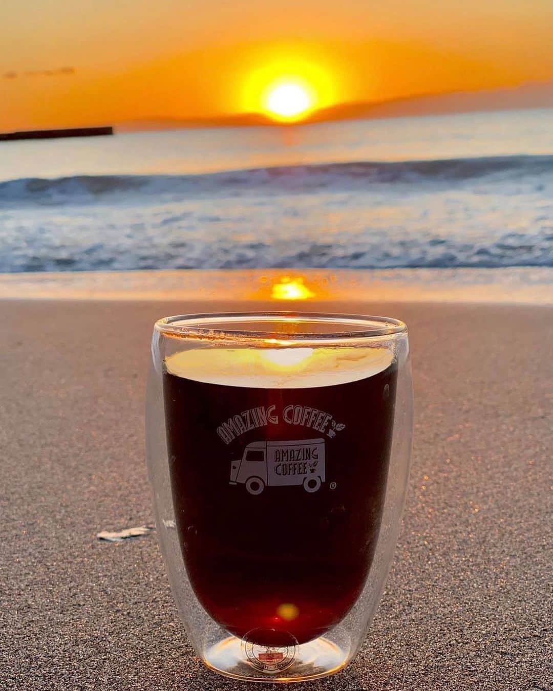 AMAZING COFFEEさんのインスタグラム写真 - (AMAZING COFFEEInstagram)「. ☀️YOKOSUKA BEACH SIDE with AKIYA BEACH CLUB☀️ . 寒さが和らいできた秋谷海岸で、SUNSETを楽しみながらゆったりとしたCOFFEE TIMEはいかがでしょうか？☺️☕️✨ . #AMAZINGCOFFEE #coffee #YOKOSUKABEACHSIDE #AKIYABEACHCLUB #AMeCO #アメコ #横須賀 #秋谷海岸 #sunset」3月15日 8時04分 - amazing_coffee_official