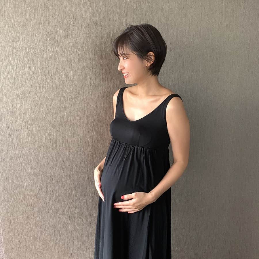 Hiromi Ｍaedaさんのインスタグラム写真 - (Hiromi ＭaedaInstagram)「気づけば30週🤰🏻 出産までのカウントダウンはじまりました。 ・ お腹の子に会えるワクワク感と出産への心構えで忙しい😂! ・ ・ すごく肌触りの良い"cohan"のロングキャミソールは、産後もたくさん着たい1着。 ・ バーニーズ　ニューヨークでも取り扱いが始まっていて @cohan_cotton は全ての女性のためのブランドということで国際女性デーにちなみ#freeforall というテーマのもとに展開されるそうです♡ ・ ・ @barneysjapan @cohan_cotton @ayaaa0707 ・ #バーニーズニューヨーク#IWD2020#EACHFOREQUAL#FREEFORALL#cohan_ cotton」3月15日 8時22分 - hiron953