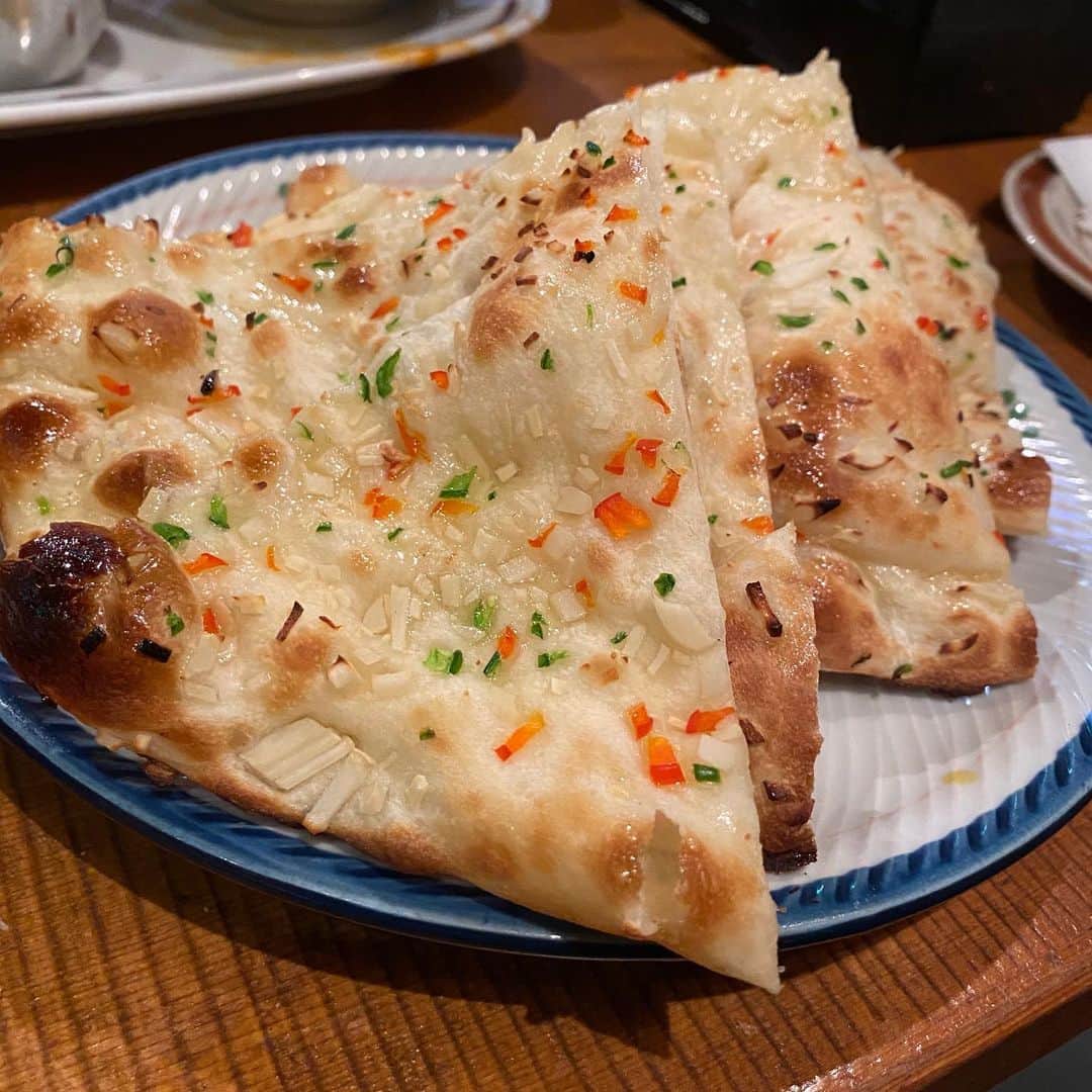 水木一郎さんのインスタグラム写真 - (水木一郎Instagram)「たまに食べたくなるアジアン料理。チキンとラムの2種類のカレー。大きなナンもあっという間に食べちゃったのでガーリックナンもいただきました。 #アジアン料理 #水木一郎」3月15日 8時23分 - ichiromizuki