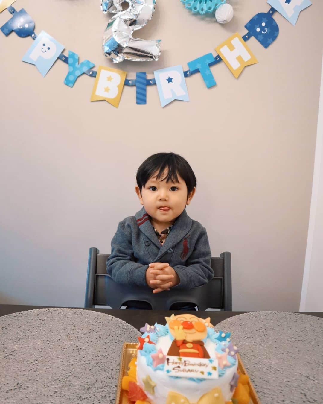 佐藤夏希のインスタグラム：「すばるん♡ Happy Birthday💓💓💓 2歳おめでとう♡ すばるんのママになれて幸せだよ😭❤️ 私達のところに来てくれてありがとう♡ 2020.3.15 . . . . #男の子#男の子ママ#おやこーで #むすこーで #息子#息子ラブ#ママ#ママさんと繋がりたい #ママスタグラム#mama#mamastagram #mamanoko #ママリ#babyboy#boy#成長記録#幼児#2歳 #HappyBirthday#Birthdayparty#2歳 #2歳誕生日 #2歳バースデー #バースデーケーキ#cake#アンパンマン#アンパンマン大好き」