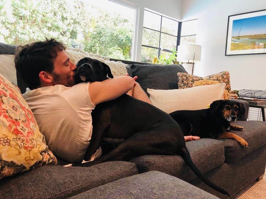 サム・クラフリンのインスタグラム：「Quarantine cuddles」