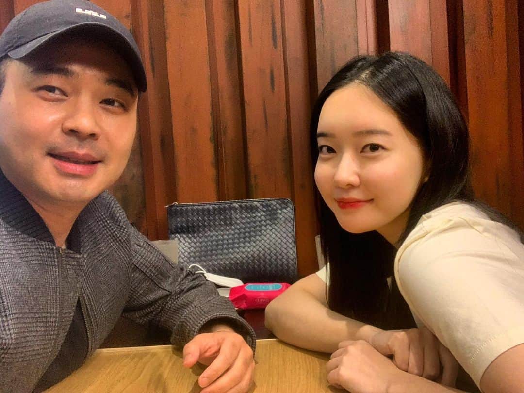 チョン・ジュンさんのインスタグラム写真 - (チョン・ジュンInstagram)「늘 웃어주는 너무 착하고 이쁜 유지~^^ 들어주고 이해해주고 항상 옆에서 응원해주는...고마워~~^^ #먹방데이트 ㅋㅋ #빵지빵준 오늘도 감사합니다 다들 화이팅~~~^^ #실물을못담네 유지를......」3月15日 0時16分 - m223740