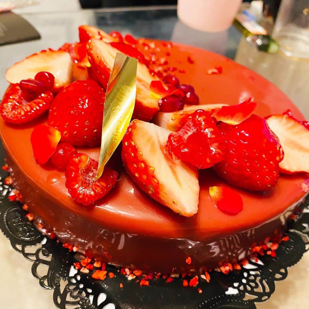 兼田恵さんのインスタグラム写真 - (兼田恵Instagram)「久々に仲間たちとパーティーよ。 茜さんにケーキを、そして蝶々と響ちゃんからプレゼントいただきました…！ありがたやありがたやぁぁ( ；∀；) 女子力ってやつをあげるかぁぁ  #誕生日プレゼントありがとう #たこ焼きパーティー」3月15日 0時17分 - earl_megu