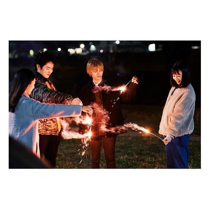岡本夏美さんのインスタグラム写真 - (岡本夏美Instagram)「まもなく最終回。 #鈍色の箱の中で #ニビハコ  たしか、この花火のシーン クリスマスイブに撮影してたなぁっ」3月15日 0時25分 - okamoto_natsumi