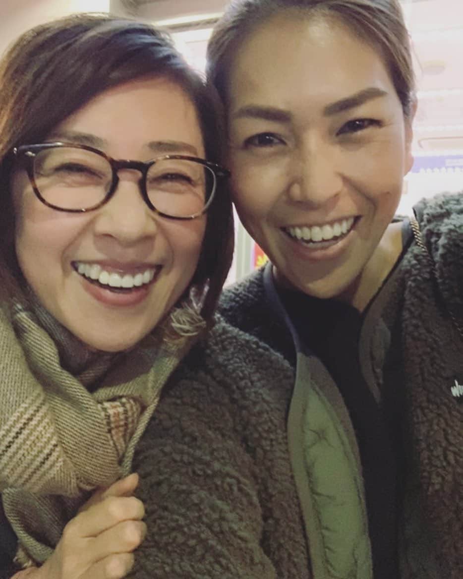 小西美穂のインスタグラム：「ラクロスプレーヤー山田幸代 @lacrosseplayer_sachiyoyamada ちゃんと。﻿ ラクロスの話を思いっきりして、﻿ めっちゃ楽しかった。﻿ ﻿ 彼女は、日本のラクロス界で﻿ 初めてプロラクロスプレーヤーになり﻿ オーストラリア代表選手として﻿ W杯出場も果たしたアスリート。﻿ ﻿ 海外への道を切り拓いた﻿ パイオニアです。﻿ すごい貢献で本当にリスペクトしてます。﻿ ﻿ まだまだ世界で活躍し続けていて﻿ 話を聞いて、わたしの方が励まされた！﻿ 心から応援してます！﻿ 全力応援してます！！﻿ ﻿ #ラクロス #山田幸代 #lacrosse #lacrossemakesfriends﻿ #womenslacrosse ﻿#アスリート #女子アスリート」