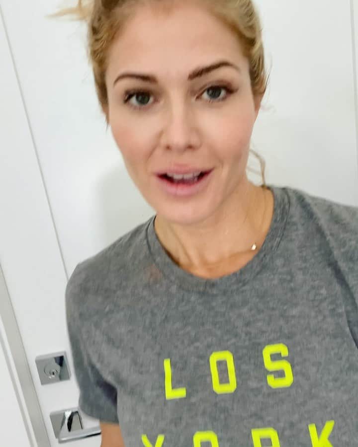 トリー・ウィルソンのインスタグラム：「. Use this time to get even better at something. . TODAY is our opportunity to focus on bettering ourselves..especially our health & FITNESS game. . Ladies, I have 6 week programs for you that include AT HOME WORKOUTS. All you really need is a pair of dumbbells. . Don’t sit & stress. Make the best of it. 💪🏽 . Fittensity.Com - I got you.❤️」