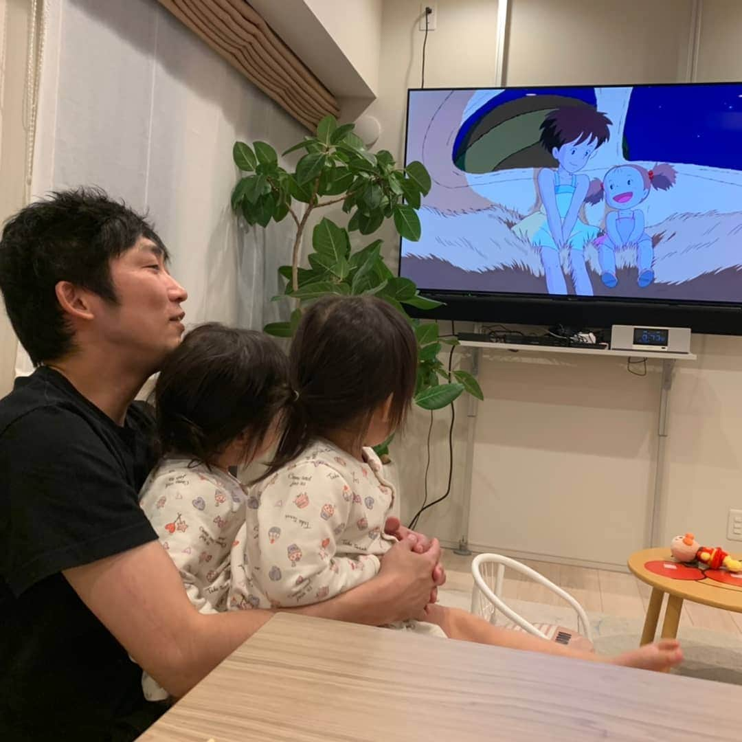 石田明さんのインスタグラム写真 - (石田明Instagram)「さつきとメイちゃんがネコバスに乗ると我が家の双子ちゃんも父ちゃんのヒザの上に乗ってくる #娘たち #石田たち #双子 #三姉妹 #三女は爆睡 #父ちゃん=ネコバス」3月15日 0時36分 - nonstyle_ishida