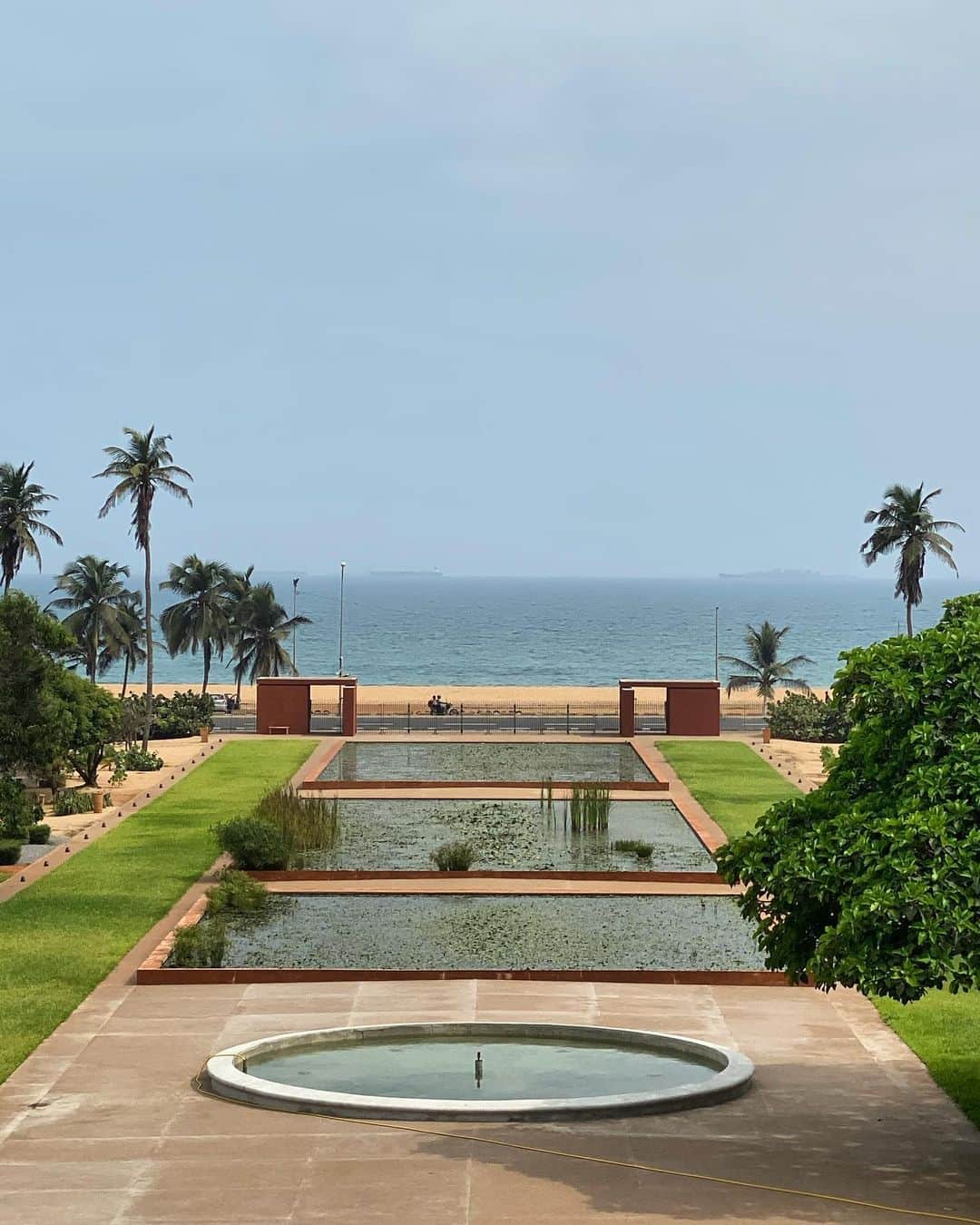 キム・ジョーンズのインスタグラム：「Palais de Lomé」