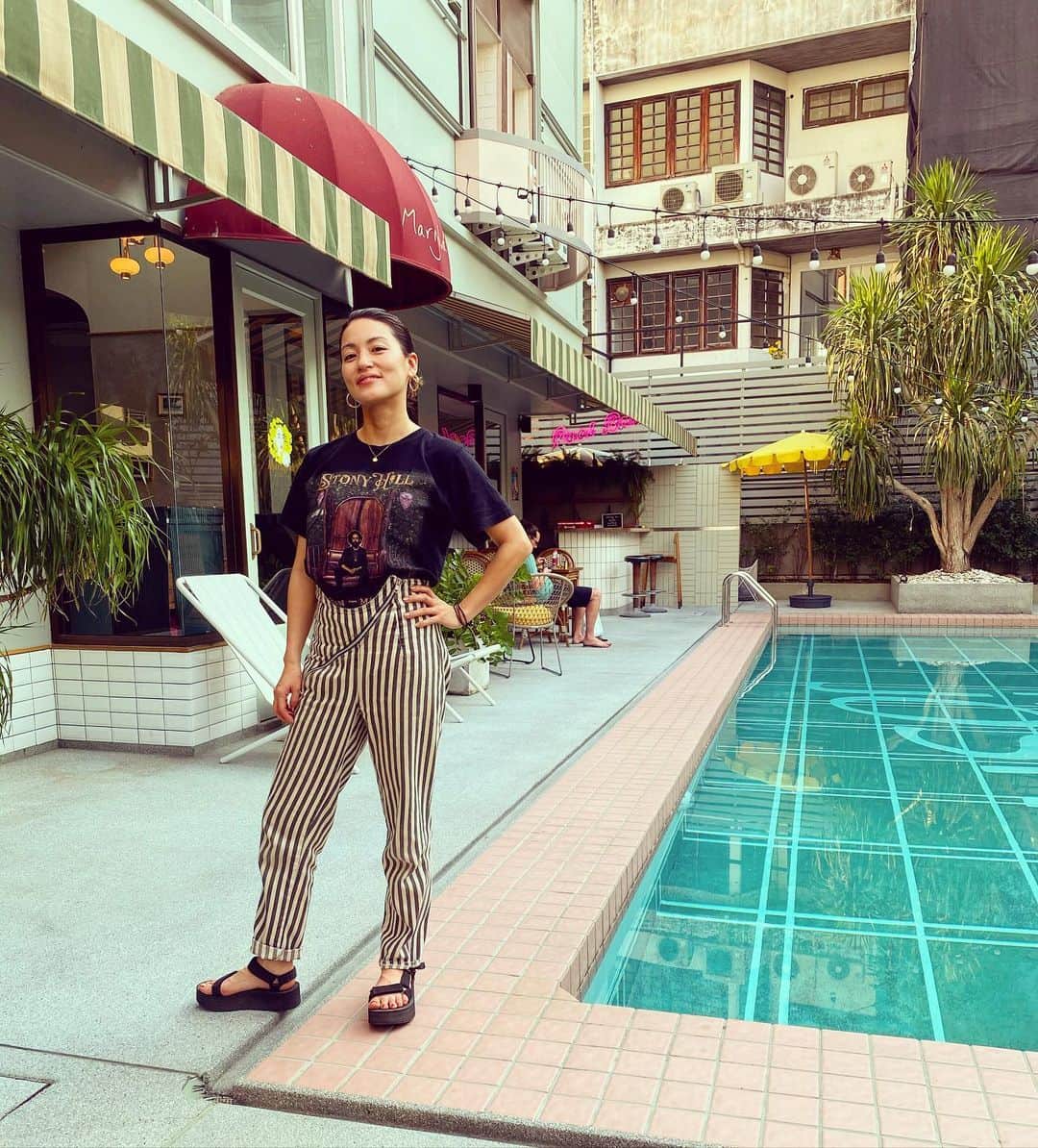 桃生亜希子のインスタグラム：「🌞🌴🍓 #街角シリーズだよ」