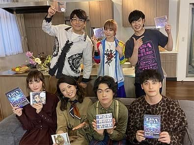 LiSAさんのインスタグラム写真 - (LiSAInstagram)「この後24時55分から中京テレビさまにて、第二回「ROOMIC」放送ですっ☻♡ めちゃ笑った！笑　かおす！🙂これはテレビです🙂 今回は #ビッケブランカ　さん、　#ROLLY さん、　#緑黄色社会　さんが遊びにきてくれますっ\( ¨̮ )/♡これまた豪華！みてねーー\( ¨̮ )/ #古坂大魔王　#たむたむ　#ボイメン @vickeblanka  @ryokushaka_official」3月15日 0時44分 - xlisa_olivex