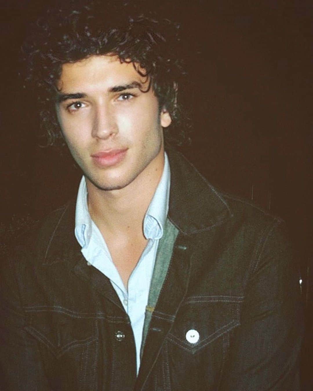 のインスタグラム：「shout out to the 18 year old me here thinking i was super cool and that life was super stressful and complicated having zero responsibilities apart from trying to find 20 pounds buy beer for a friends house party because his mum and dad were away for the weekend.」