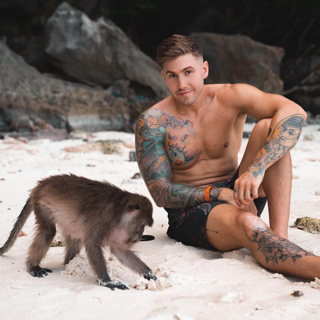 NICKY GILEのインスタグラム：「Monkey See  Monkey Do」