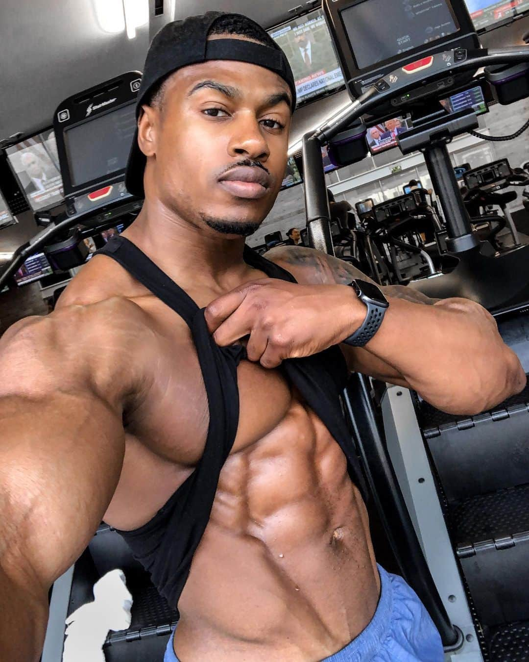 Simeon Pandaさんのインスタグラム写真 - (Simeon PandaInstagram)「Abs/Cardio on the menu this morning 🙌🏾 Want abs? Read this ⬇️ Tag friends 🤜🏾 It’s important to understand that when it comes to ‘revealing’ your abs (we all have them, only difference is their prominence) the fat burning portion of your workouts (mainly cardio) and what you consume on a daily basis, will have far more significance in helping you achieve that goal than all the abs work you do. ⁣ ⁣ Now I used the term ‘revealing’ as it is a goal sort by many, just wanting to see those lines come through. Clearly to build the abdominal muscles you need to train them, but there is a huge misconception that training them, will miraculously emulsify the fat that hides them, it won’t.⁣ ⁣ This is why I always encourage those seeking abs to mindful of their body fat, after evaluation, you may decide that your time could be better spent on exercises that torch more calories than crunches.⁣ ⁣ 👉 You can download my Six Pack Extreme Training Guide where I explain all of this in detail, provide complete workouts and advice on nutrition to get you those abs quicker! Visit SIMEONPANDA.COM | Link in bio⁣ ⁣ 👉 Add @innosupps Innoshred & Volcarn 2000 to your daily supps to turn up the heat 🔥 and aid the fat burning process.⁣ Visit INNOSUPPS.COM | Link in bio」3月15日 1時00分 - simeonpanda