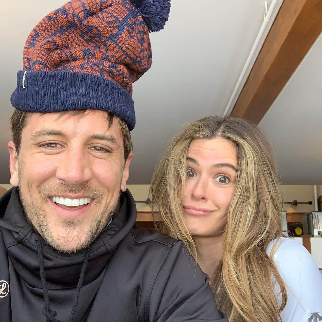 ジョーダン・ロジャースさんのインスタグラム写真 - (ジョーダン・ロジャースInstagram)「Snow, Bloody Mary’s, and a 3 second selfie timer... Also totally ready to entertain each other during a Corona Virus quarantine 😂 (the last photo is a “cute one” because Joelle didn’t want them all to be hideous lol 🙄)」3月15日 1時48分 - jrodgers11