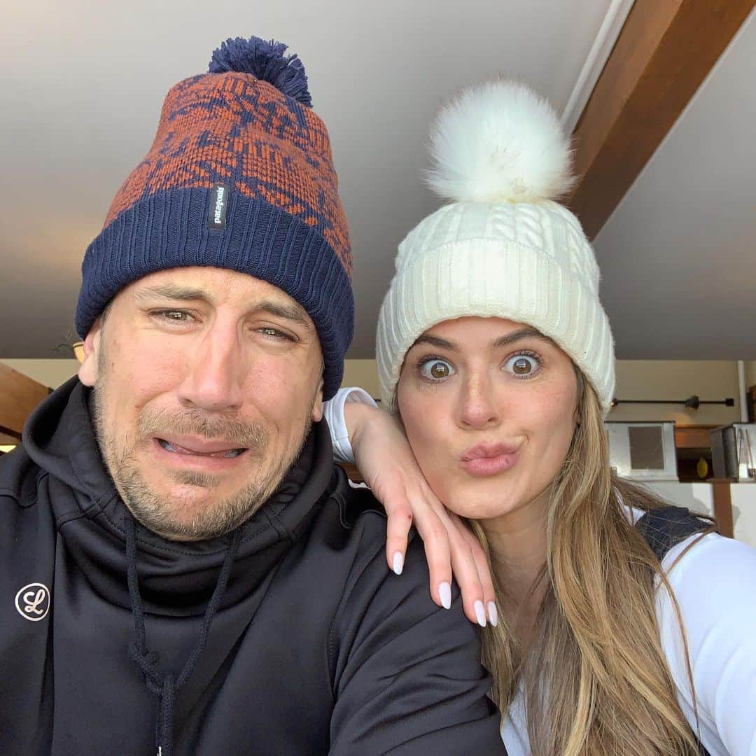 ジョーダン・ロジャースさんのインスタグラム写真 - (ジョーダン・ロジャースInstagram)「Snow, Bloody Mary’s, and a 3 second selfie timer... Also totally ready to entertain each other during a Corona Virus quarantine 😂 (the last photo is a “cute one” because Joelle didn’t want them all to be hideous lol 🙄)」3月15日 1時48分 - jrodgers11