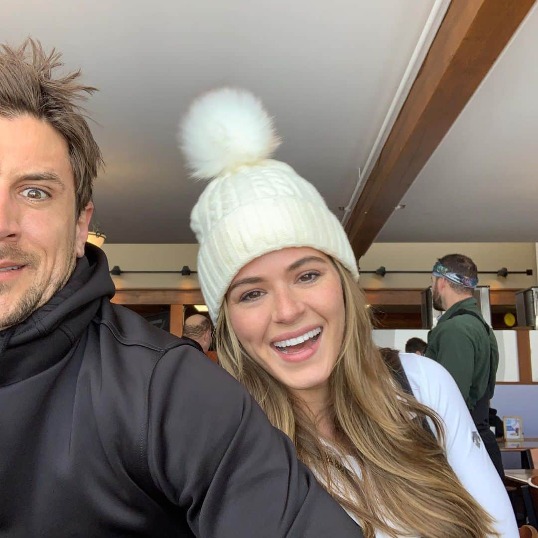 ジョーダン・ロジャースさんのインスタグラム写真 - (ジョーダン・ロジャースInstagram)「Snow, Bloody Mary’s, and a 3 second selfie timer... Also totally ready to entertain each other during a Corona Virus quarantine 😂 (the last photo is a “cute one” because Joelle didn’t want them all to be hideous lol 🙄)」3月15日 1時48分 - jrodgers11