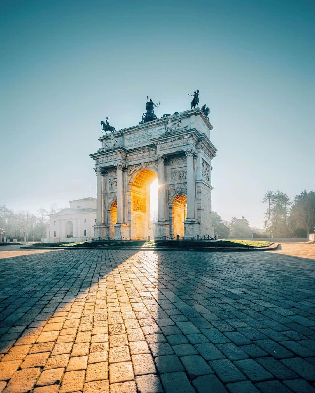 Simone Bramanteのインスタグラム：「Still working everyday on live streamings on @whatitalyis - speaking with italians in Italian only, thanks for your understanding. Today I’ve been connected with Milan, talked about photography with a national association of professional photographers - @Tauvisual. Take a look at the stories on @whatitalyis. Happy Saturday, in a few minutes in Italy we will all be back at the window and on the balcony, singing and playing music. ♥️ #whatitalyis」