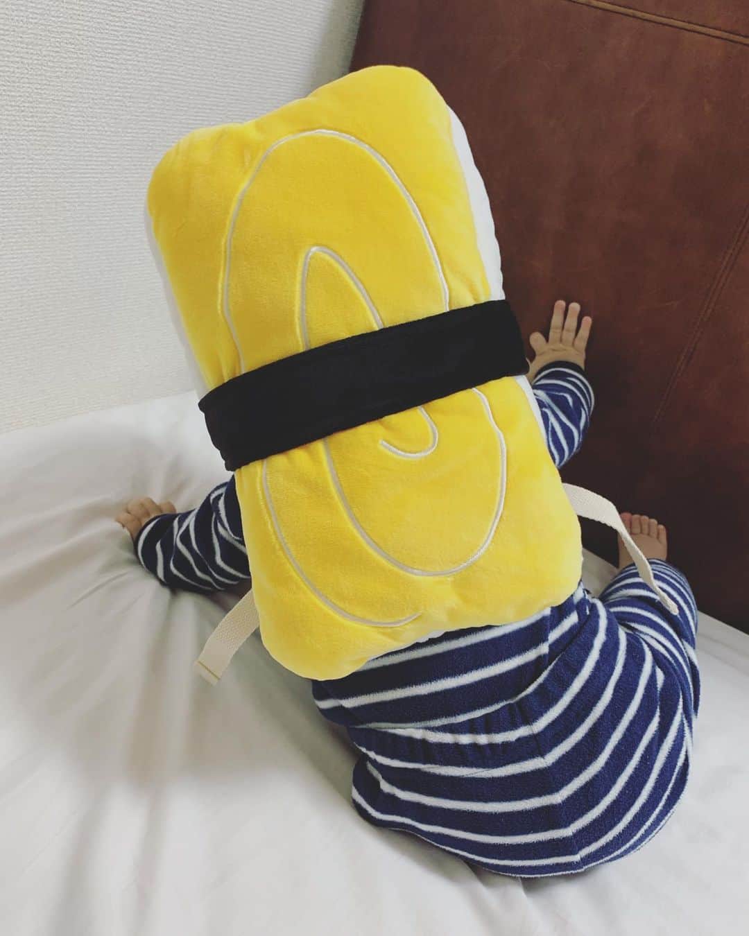 高見まなみのインスタグラム：「玉子のお寿司職人🍣  先月、くら寿司で兄が12皿ペロリと食べて、ストップをかけたのですが、そのうちの3分の1は玉子のお寿司でした。そんな兄の好物を背負う弟😂  兄はほとんど転ばなかったけれど、弟は転ぶ転ぶ、たんこぶたんこぶ… なんとか守りたくて、半信半疑で購入したら、7ヶ月の息子は、まだ何かを背負わされていることにも気づいていなくて、とてもいいかんじ。このまま寝そうなぐらいでした。  何はともあれ、ケガには気をつけましょう！ . . .  #玉子寿司 #寿司職人 #7ヶ月 #セーフティクッション  #転倒防止クッション」