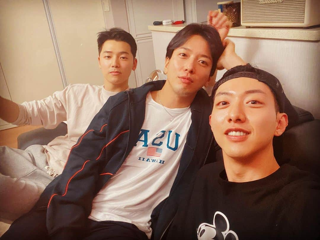 イ・ジョンシンさんのインスタグラム写真 - (イ・ジョンシンInstagram)「🤙무단용집」3月15日 1時58分 - leejungshin91