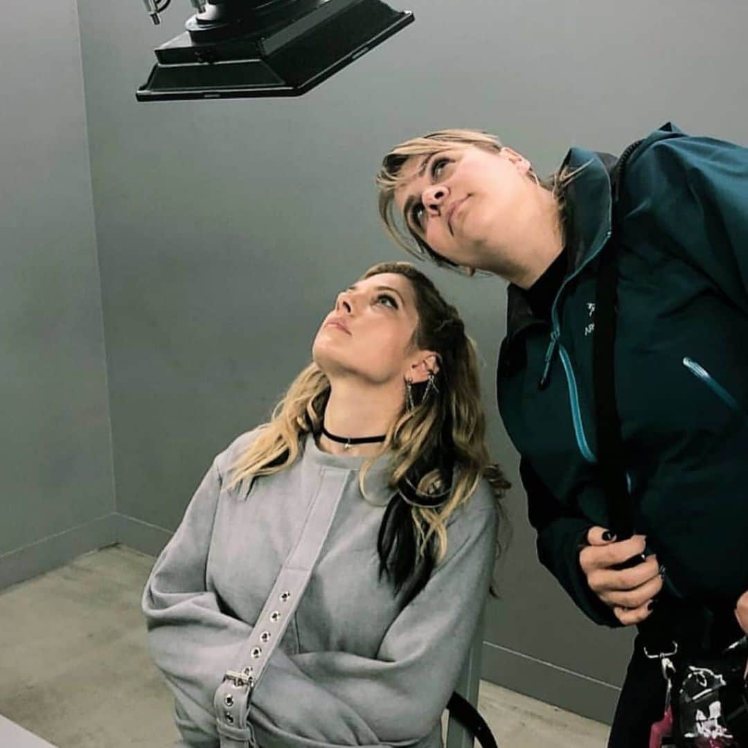 キャサリン・ウィニックのインスタグラム：「Production camera’s are officially shutting down.. time to self quarantine and catch up on your favorite shows 🎬 What to watch?」