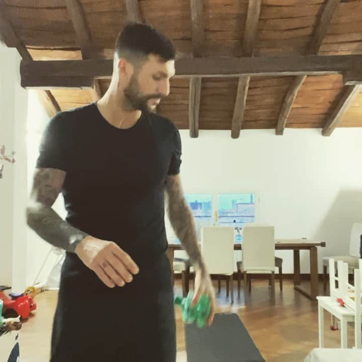 のインスタグラム：「Ho accettato la sfida di @chefaticalavitadabomber per aiutare insieme gli Ospedali italiani. Andate nel profilo di @chefaticalavitadabomber, cliccate il link che c'è nella loro BIO e fate la vostra donazione. Io nomino @lukaszskorupski28 @officialviviano e @b.dzemaili  I migliori video verranno ricondivisi tra le stories di @chefaticalavitadabomber - #chefaticapalleggiare #chefaticalavitadabomber #iorestoacasa」
