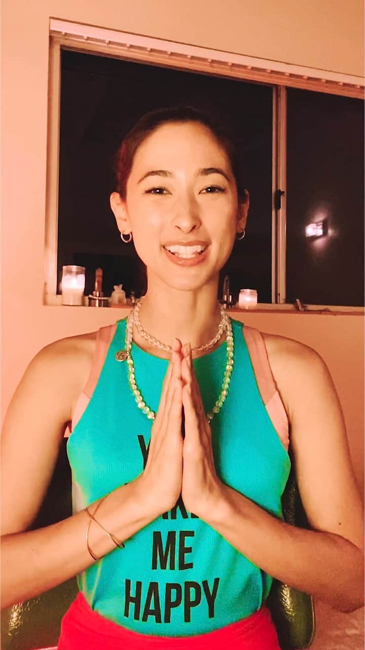 メロディー洋子のインスタグラム：「Thanks to everyone who joined me for my Insta Love Live. At this time where many people are staying home I want to share this easy breathing practice with you all. All you need to do is find a comfortable place to sit, close your eyes, and breathe.  BOX BREATH ~ equal parts, inhalation, retention of the breath in, exhalation, retention of the breath out. I invite you to start with a count of 4 for six rounds to begin. As you feel more comfortable with the technique, try lengthening the counts to 6, then 8 and longer if you like. Please breath mindfully and never past the point of where you feel comfortable. If you have a heart condition or are pregnant please breath without strain.  Use this technique whenever you a feel. And if you have any comments or questions please leave them in the comments!  May we send light and healing to all of those who need it and may we find the peace within ourselves that we want to see in the world.  Many blessings to you!  Melody」