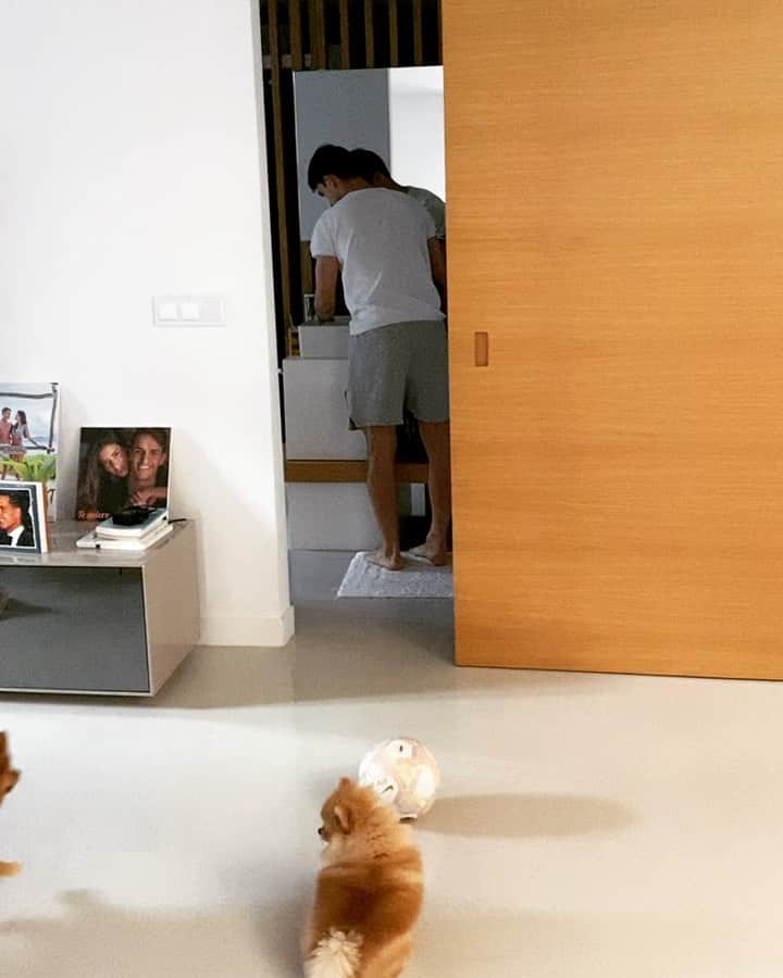 デニス・スアレス・フェルナンデスのインスタグラム：「Thanks @433 for the nomination! Seamos responsables y quedémonos en casa. #yomequedoencasa  My nominees for the #Stayathomechallenge are: @sergiroberto with @balooitsme 😉 @rafalcantara 💃🏽 @i.aspas10 💙」