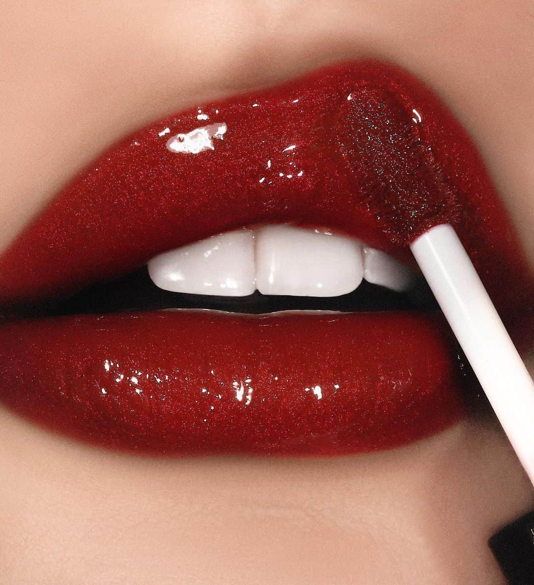 パット・マグラスさんのインスタグラム写真 - (パット・マグラスInstagram)「RUBY RESPLENDENCE ⚡⚡⚡ Lavish your lips in high shine MAJORNESS with the Mini Lip Gloss Trio in 'RED OPULENCE' featuring LUST: Lacquer™️ shade 'CELESTIAL RUBY,' designed with gel colour technology for high pigmentation and even longer, smoother wear. Available NOW at PATMcGRATH.COM ⚡⚡⚡ LIPS by @rebellebeautyx」3月15日 3時00分 - patmcgrathreal