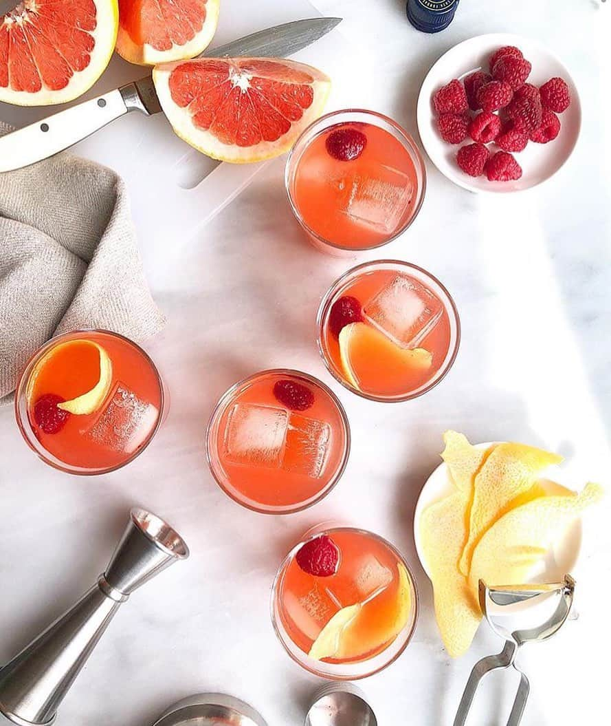 マーサ・スチュワートさんのインスタグラム写真 - (マーサ・スチュワートInstagram)「Spending some time indoors this weekend? Tap into your inner mixologist and try out our culinary director @tojo827’s grapefruit cocktail. 〰️ 2 oz tequila 3.5 oz grapefruit 1 oz cocchi 1 oz aperol 6-8 raspberries shake with ice > serve on a rock with a grapefruit twist」3月15日 3時19分 - marthastewart