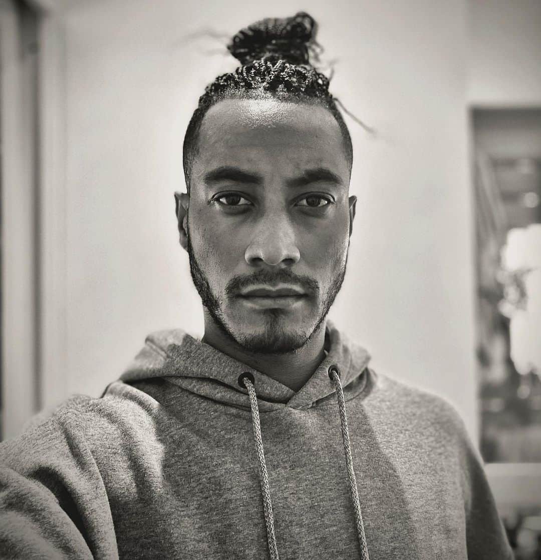 サネリー・ジェームズのインスタグラム：「My thoughts and prayers are with human kind right now. To all my people who are living a fast life like i do. Mother nature is talking to everybody right now and especially people who are not always able to stand still and reflect, this is the time to reset and reconnect with your soul and intuition. For me it feels like we’re all shifting to a new level of consciousness and maybe it sounds strange, but that part feels good. Please listen to that inner voice and realise that you can’t take anything for granted.  Besides all the conspiracy theories around this virus it is and was always clear to me what’s the most important in life. Absolutely nothing goes above health. No matter what you think about this virus, at this stage we should really take our responsibility and look after eachother as human beings. Please follow the instructions of the health organizations to stop the infections. Fear is never the answer, but act properly. Stay home the most you can and enjoy your loved ones.  Be safe. Much love!! ♥️ 🌍」