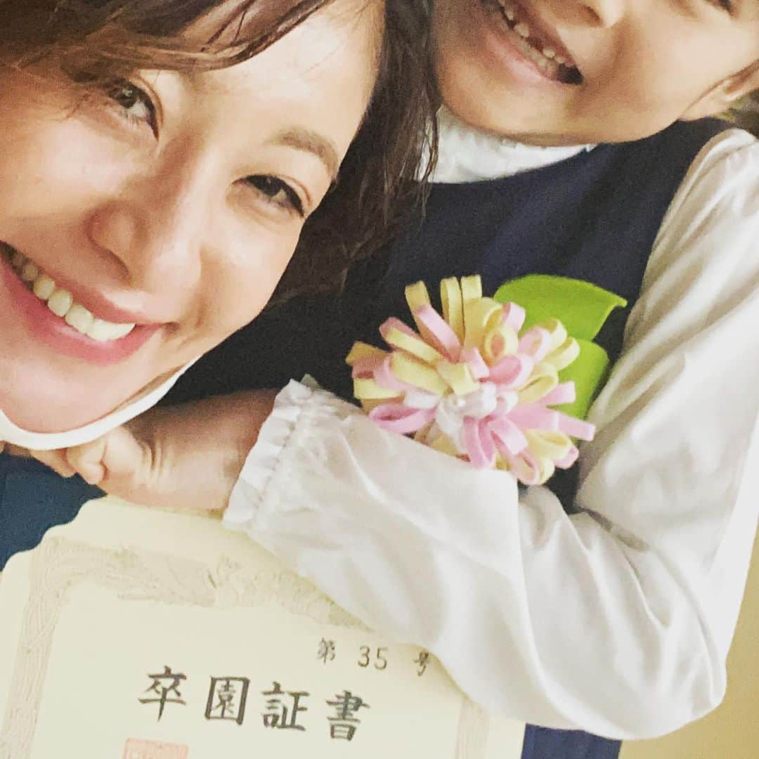 西山茉希さんのインスタグラム写真 - (西山茉希Instagram)「おめでたい夜に 歯が抜けておめでたい日。  #どんどん抜けてく #人間成長期  たくさんお祝いのコメントを頂き、 ありがとうございます。  ちびパンさんもちびちびさんも、 赤ちゃんから子供へ。 子供から大人へ。  #わかりやすい楽しさと #見逃しやすい悲しさと #懸命に生きる心を #どれも見逃さないように  プールサイドの監視員さんみたいな場所で、 これからも俺流母ちゃんがんばります。  #人生をギブアンドテイク #幸ありありへ  ぐんもです。」3月15日 9時33分 - maki.nshiyama50